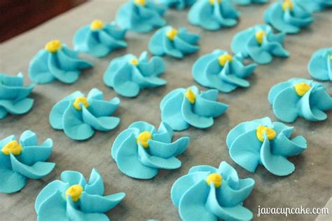 {Tutorial} Royal Icing Flowers - JavaCupcake