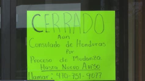 Molestia entre afectados por el cierre temporal del Consulado de ...