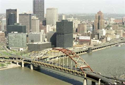 How did the Fort Pitt Bridge get its color?