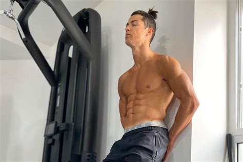 Cristiano Ronaldo lanzó el desafío de los abdominales y dos compañeros lo superaron