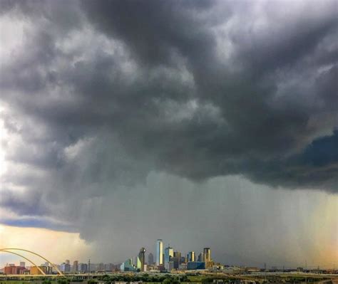 Like an atomic bomb: Apocalyptical microburst explodes over downtown Dallas Video - Strange Sounds