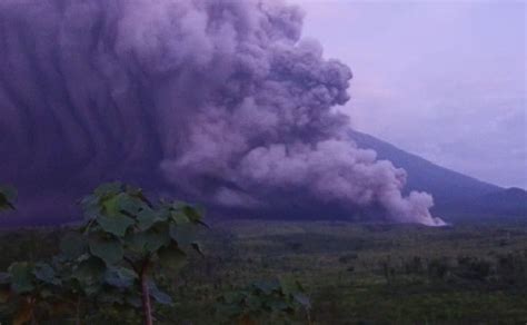 Imbas Erupsi Gunung Semeru, Airnav keluarkan Peringatan Penerbangan di 2 Bandara Ini | News+ on ...