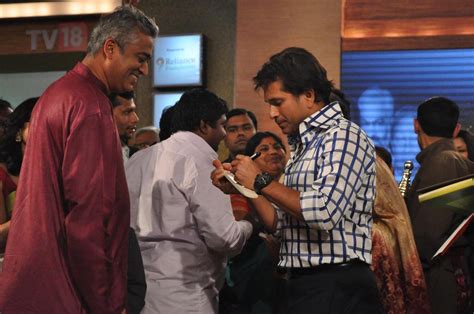 Sachin Tendulkar signing his autograph for Rajdeep Sardesai at the CNN IBN Reliance Real Heroes ...