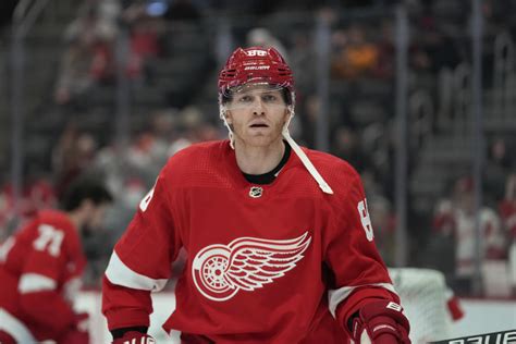 Patrick Kane returns, just misses a shot in season debut with Red Wings ...