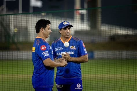 Mumbai Indians' Piyush Chawla and batting coach Robin Singh during ...