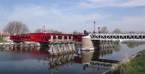 Moveable bridge installed in London - Bridge Design & Engineering (Bd & e)