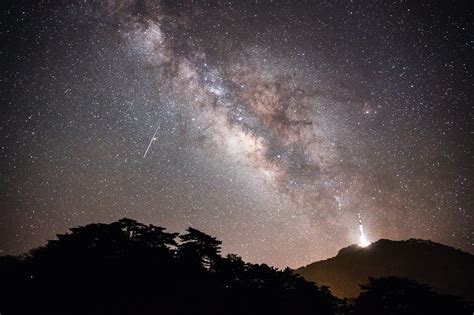 A Meteor Shower Glittered With Hundreds Of Shooting Stars Will Light Up The Sky This Month