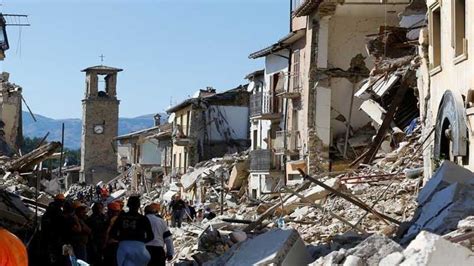 Earthquakes hit Italy super volcano, raising spectre of evacuations ...