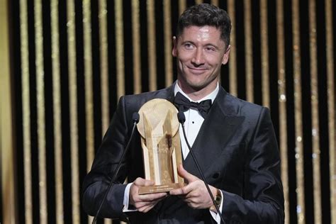 Lewandowski handed 2022 Muller Trophy in Ballon d'Or ceremony | Marca