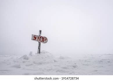 885 Snow covered stop sign Images, Stock Photos & Vectors | Shutterstock