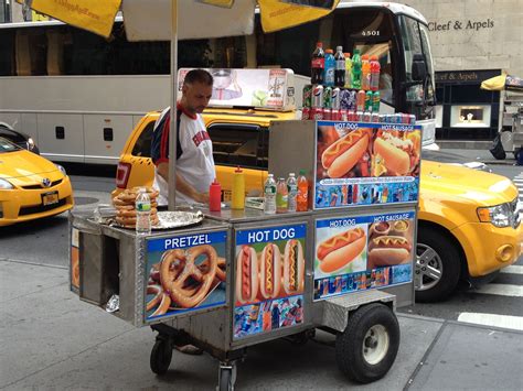 Vendedor ambulante que se dedica a vender a la gente que pasa por la calle, o a la que sale del ...