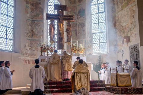 New Liturgical Movement: The Problem of the Dominant Low Mass and the Rare High Mass