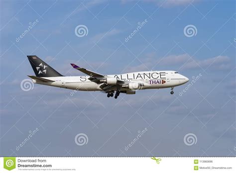 Boeing 747-400 landing editorial photo. Image of aeroplane - 113983696