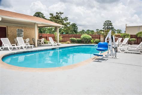 Days Inn by Wyndham Bastrop | Bastrop, TX Hotels