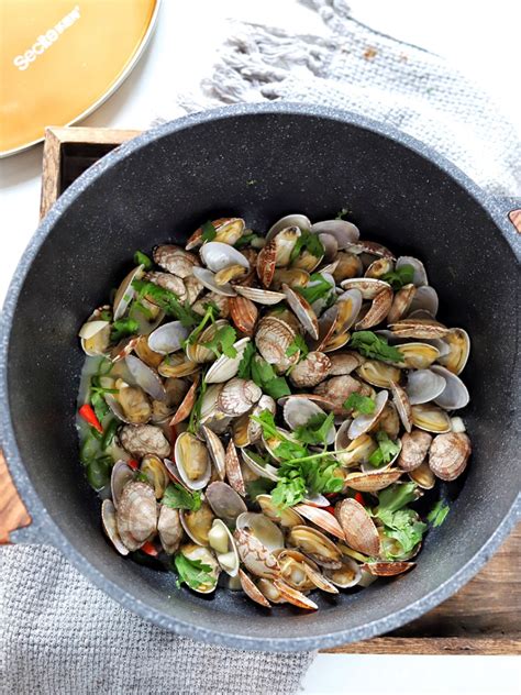 Steamed Clams With White Wine - FoodyFoodie