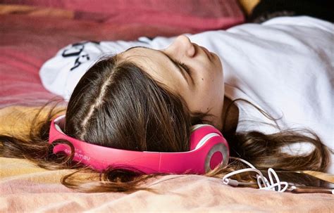 Do Noise Cancelling Headphones For Sleeping Work? - Soundproof Expert