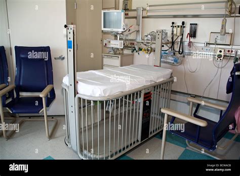 Hospital pediatric intensive care unit icu picu Stock Photo - Alamy