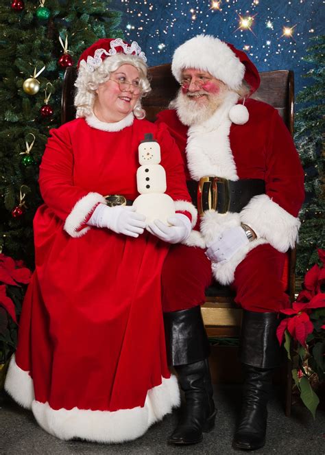 Bellingham Duo Don Santa and Mrs. Claus Costumes During the Holidays ...