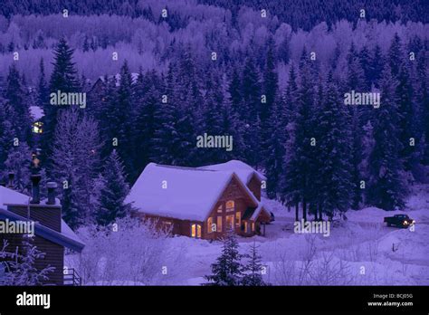 Cabin winter alaska rustic hi-res stock photography and images - Alamy