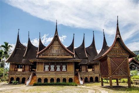 Mengenal Ragam Rumah Adat Minangkabau dan Fakta Uniknya