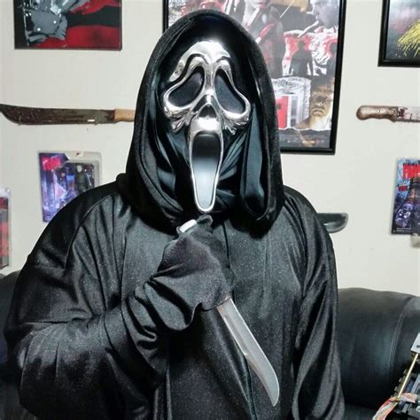 Scream costume with 25th Anniversary chrome mask. | Horror Amino