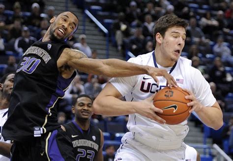 UCONN MEN'S BASKETBALL: Huskies top Washington to wrap up non ...