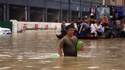 Floods in China Leave Subway Commuters Waist-Deep in Water | Inside Edition