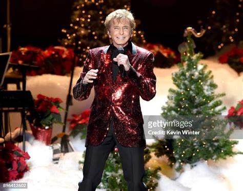 Barry Manilow Photos and Premium High Res Pictures - Getty Images