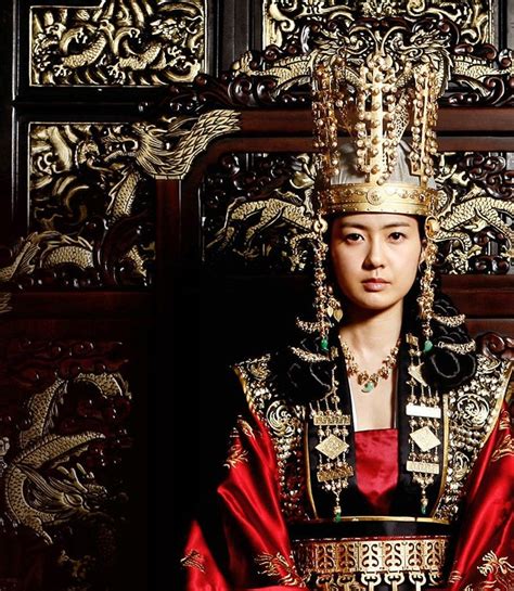 Actress Lee Yo-Won portraying Queen Seondeok of Silla. The Korean TV ...