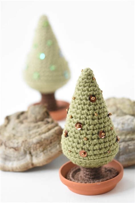 Embellished Christmas Tree - Free amigurumi pattern