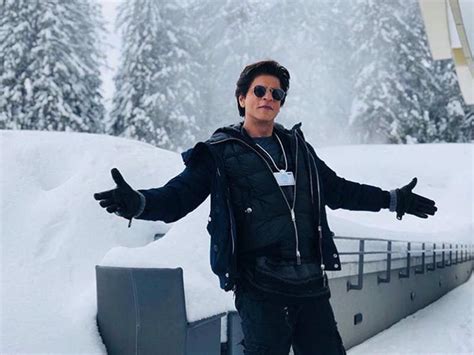 Pic: Shah Rukh Khan strikes his signature pose in Davos