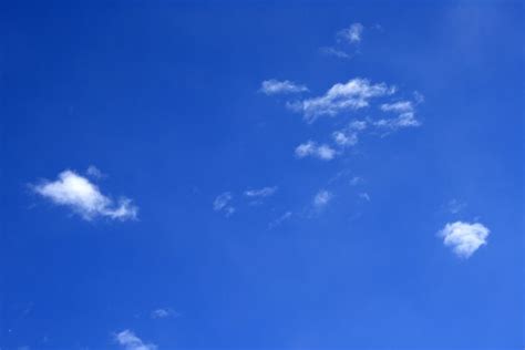 Bright Blue Sky with a Few Tiny White Clouds – Photos Public Domain