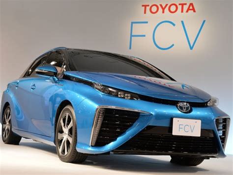 Toyota quietly rolls 2015 fuel cell car into town