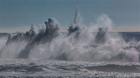 California 'bomb cyclone': Mega 75ft wave triggered off California by massive 100mph storm | US ...