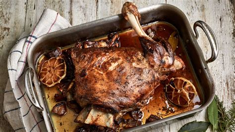 This roast lamb recipe is so easy to cook but a guaranteed crowd pleaser for your Sunday lunch ...