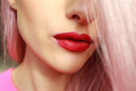 The Perfect Mac Russian Red Lip - Inthefrow