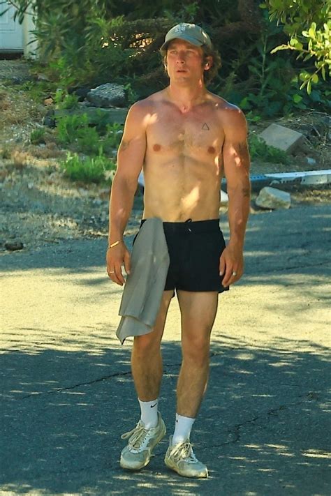 Jeremy Allen White runs shirtless after his divorce – Telling Truth