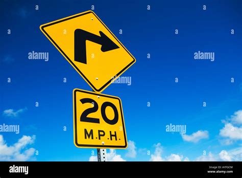 20 mph road sign hi-res stock photography and images - Alamy