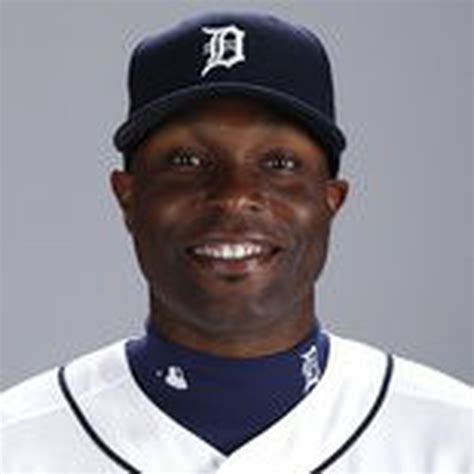 Torii Hunter leaves with knee injury after sliding awkwardly into wall ...