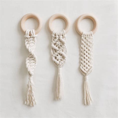 Macramé Wooden Teething Ring | Modèles de macramé, Anneau de dentition ...