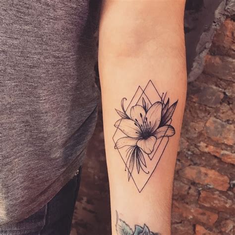 🌸 Lírio feito no Flash Day! 🖤 #milkink #lirios #flowers #flowertattoo #geometrictattoo # ...