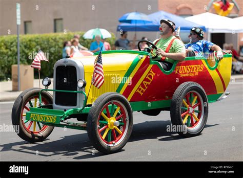 Clown car hi-res stock photography and images - Alamy