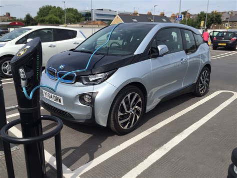 Electric cars are ready for the future - but the UK's charging network ...