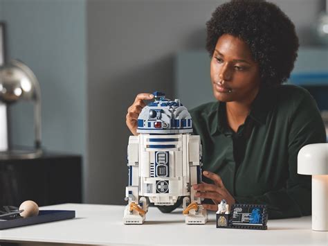 This LEGO Star Wars R2-D2 boasts realistic features