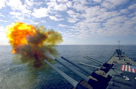 [Photo] USS Iowa firing her 1,000th shell, 14 Dec 1986 | World War II Database