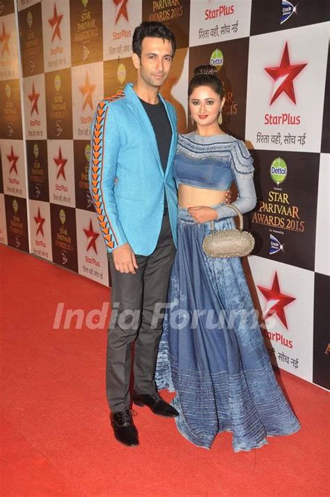 Nandish Sandhu and Rashmi Desai at Star Parivaar Awards 2015 Photo