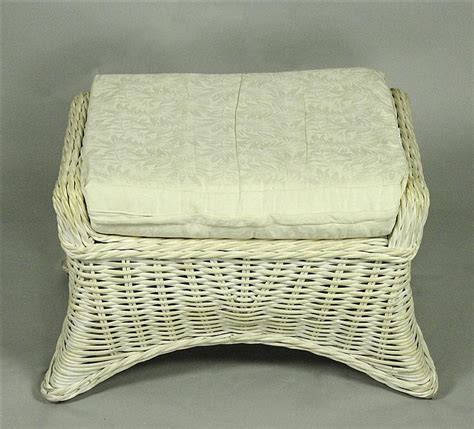 Lot - WICKER STOOL WITH CUSHION