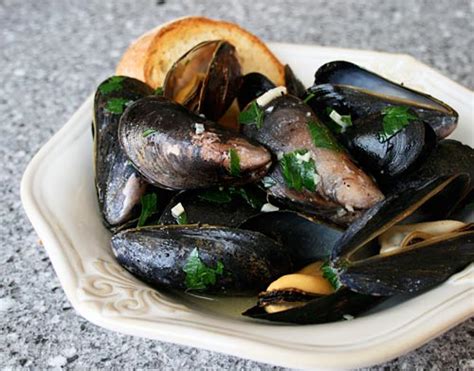 Mussels In Garlic Butter Sauce | Italian Food Forever