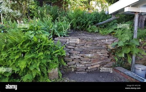 Drystone wall garden hi-res stock photography and images - Alamy