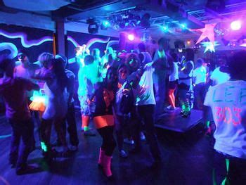 Theme Neon Rave Party : How To Throw A Rave Party For Teenagers ...